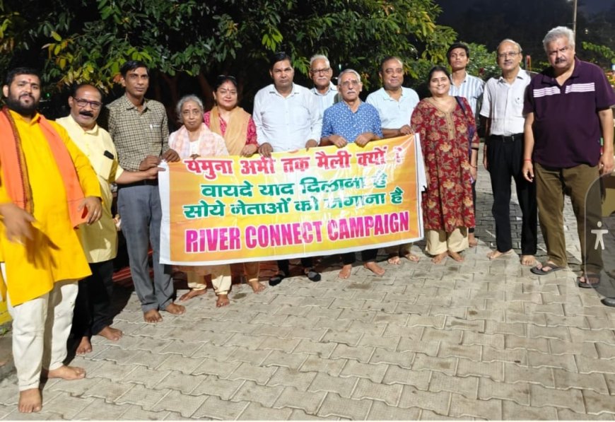 हवन कर रिवर कनेक्ट के सदस्यों ने यमुना शुद्धिकरण के वायदे को याद दिलाया