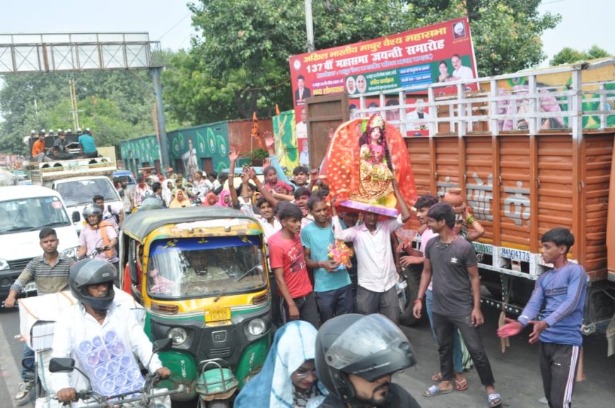 नाचते -गाते भक्त कर रहे माता की प्रतिमाओं का विसर्जन, जगह- जगह सड़कें जाम