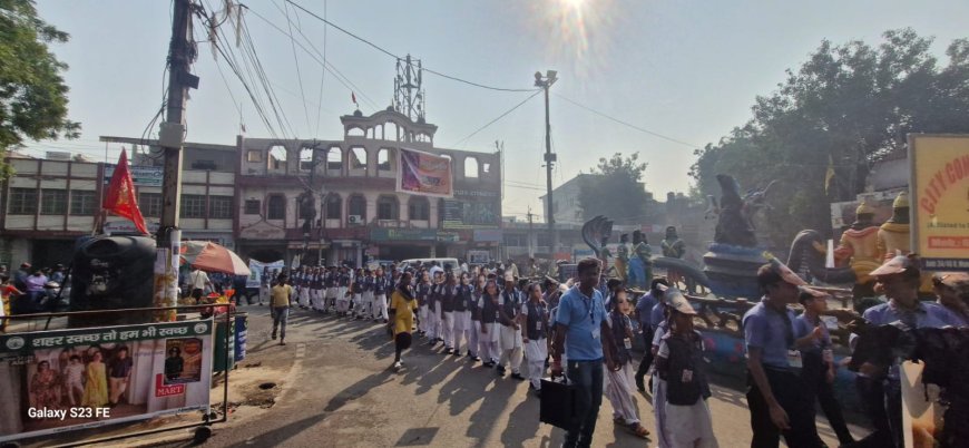 स्कूली बच्चों का संदेश, स्वच्छता का दीपक जलाएं आगरा को नंबर वन बनाएं 