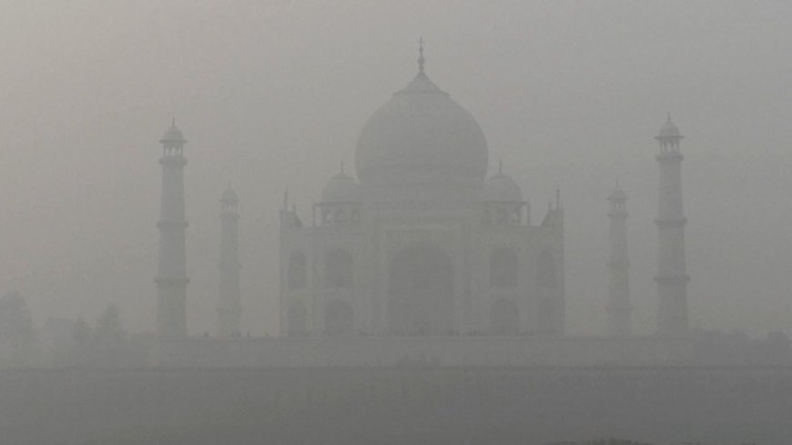 ताज पर भी प्रदूषण के असर  से धुंध और स्माग में लिपटा दिखा यह धरोहर