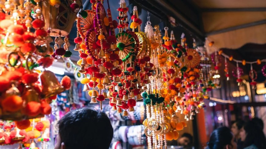 बाजारों में दिवाली की धूम, आभूषणों से चमका किनारी बाजार तो बेलनगंज रंग—बिरंगी झालरों से सजा, कहां क्या खरीद रहे लोग ?