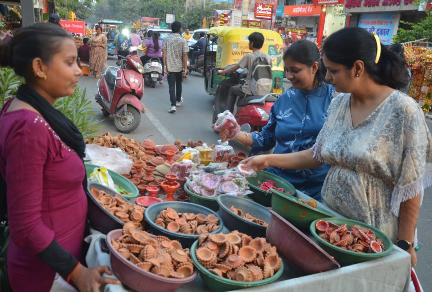 News in Slides : बर्तन तो खनके ही गहनों की चमक से 30 प्रतिशत उछला सराफा, पेशकशों से भरे आगरा के बाजार