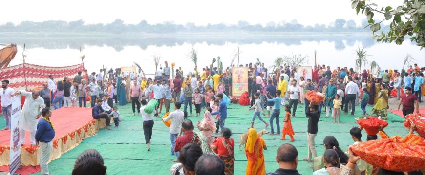 छठ पर्व पर यमुना के घाटों पर पहुंचकर व्रतियों ने दिया सूर्य को संध्या अर्घ्य, की गई यमुना आरती