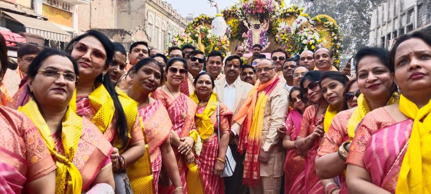 श्रीगिर्राज जी की भव्य झांकी संग बैंड बाजों की धुन पर निकली यात्रा   