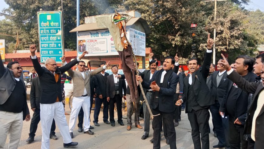 अधिवक्ताओं ने दीवानी में पुतला फूंककर गृहमंत्री अमित शाह का इस्तीफा मांगा   