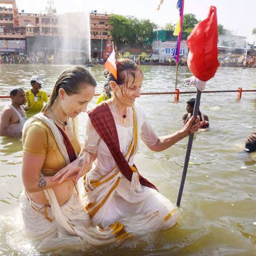 हाड़ कंपा देने वाली ठंड में डुबकी लगाते श्रद्धालुओं को देख हैरान थे विदेशी