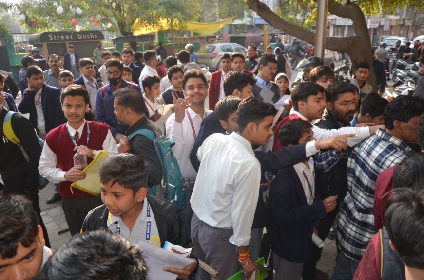 शुरू हो गईं बोर्ड परीक्षाएं, आगरा से शामिल हो रहे हजारों परीक्षार्थी