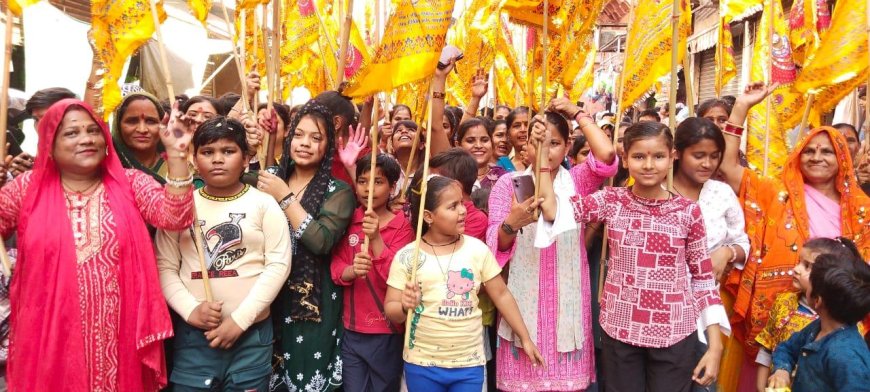 आगरा नरेश की शोभायात्रा में तीन हज़ार निशानों से पटा मार्ग